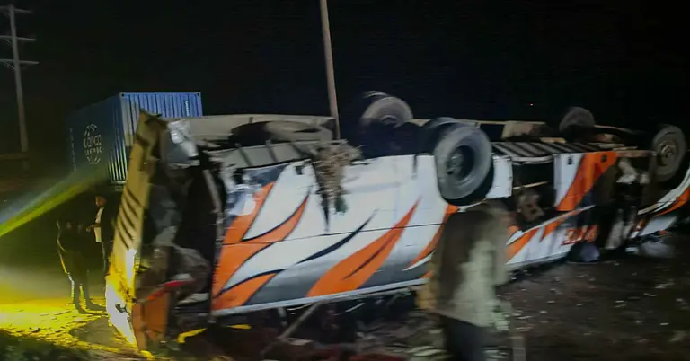 উল্টে যাওয়া বাস